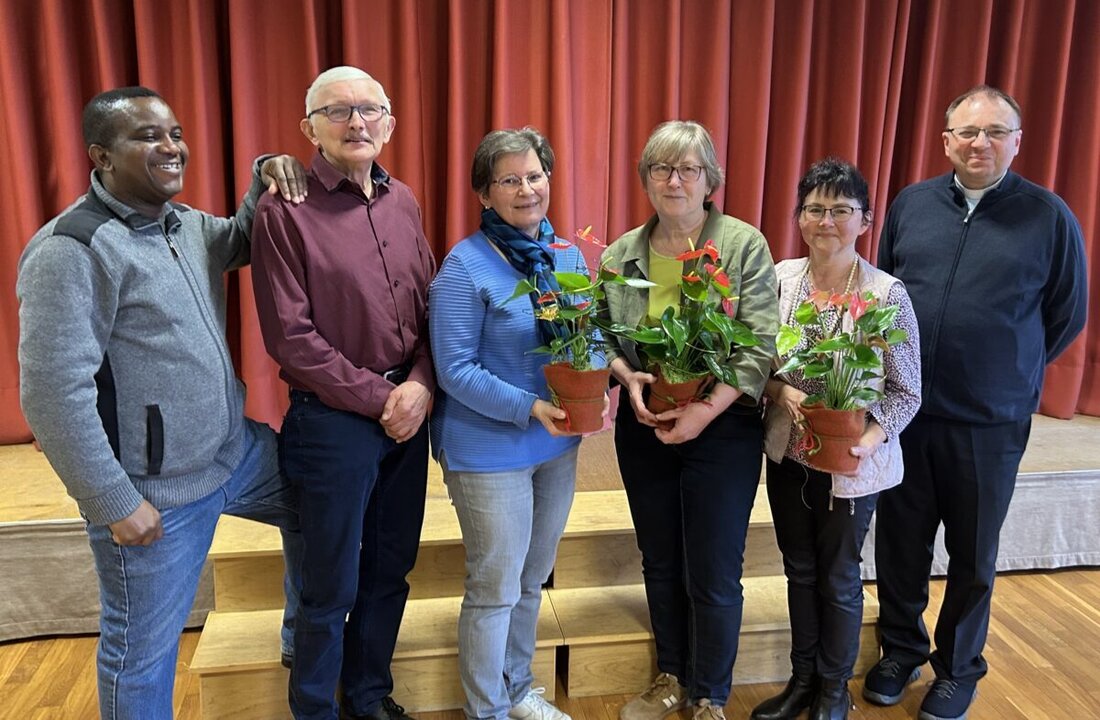 Immenreuth. Die Herz-Jesu-Pfarrei lud zum Danke-Essen und würdigte viele Helfer. Geehrt wurden Ulrike Ferber, Manfred Frauenholz, Margit Hopperdietzel und Marita Doleschal für acht, 24 und 32 Jahre Einsatz.