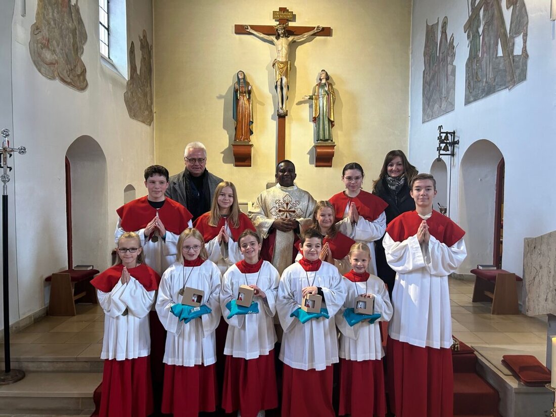 Immenreuth. Am Christkönigsonntag wurden vier neue Ministranten in die Gemeinschaft der Pfarrei Herz Jesu aufgenommen. Die Zeremonie umfasste die Segnung der Ministranten-Plaketten und die Überreichung von Ministranten-T-Shirts und Tassen.