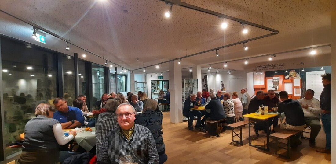 Grafenwöhr. Ein Heuriger Abend brachte niederösterreichische Gemütlichkeit ins Kultur- und Militärmuseum: Weine aus Grafenwörth, Brotzeiten und Zoiglstube begeisterten rund 80 Gäste. Musik von Heindl stärkte das Band.