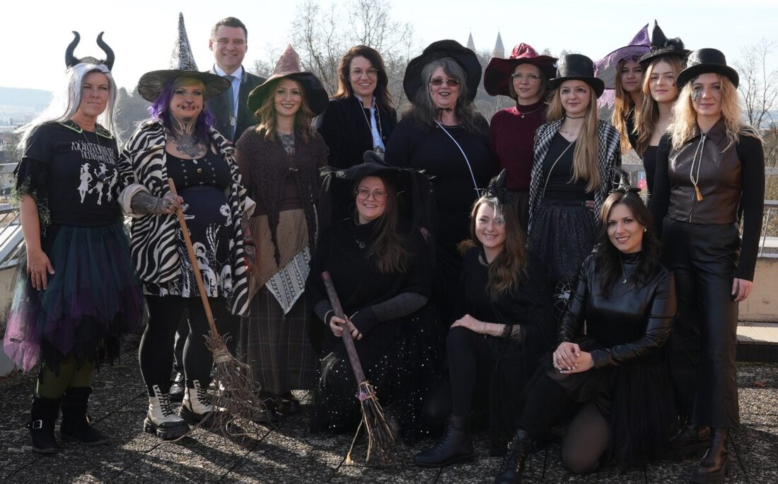 Schwandorf. Am Rosenmontag sorgten die Dietldorfer Hexen im Landratsamt für Faschingsstimmung und erhielten von Landrat Ebeling eine Spende.