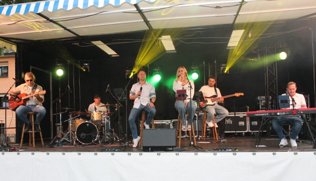 Floß. Die Partyband „Highline“ zeigte bei der Serenade am Dienstag, 7. Juli, in der Freizeitanlage Mühlpaint ihre leise Seite und begeisterte unplugged das Publikum. Sommergefühl, Decken auf der Wiese und Tanzlaune inklusive.