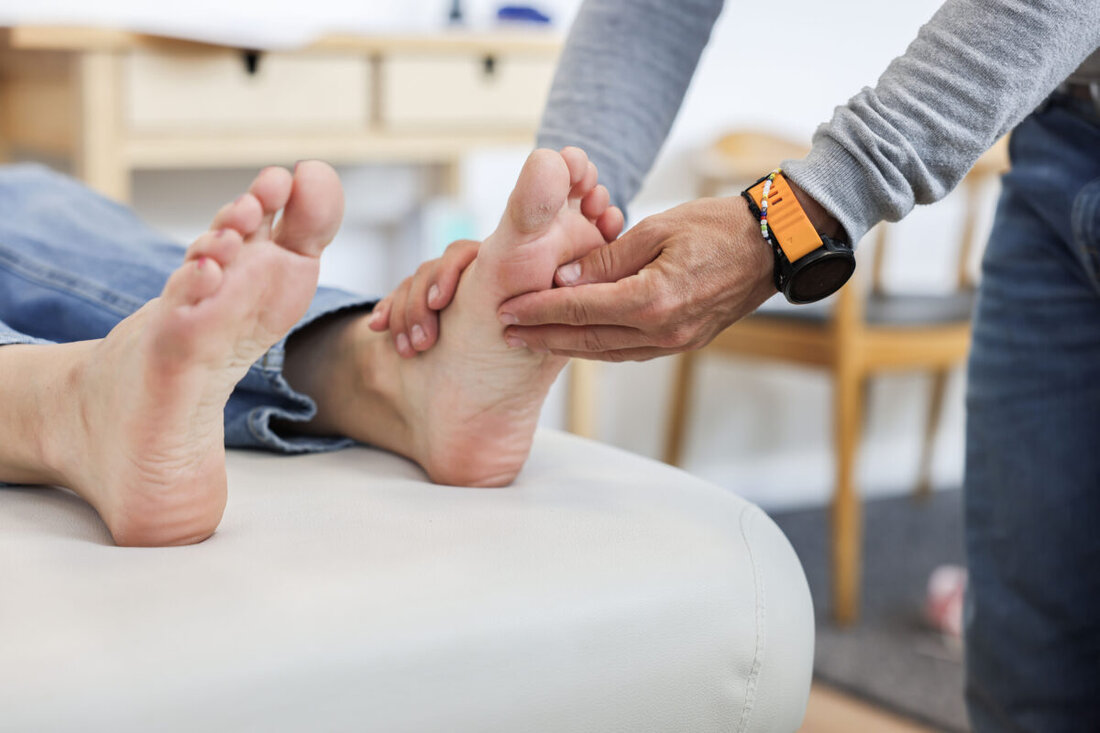 [Advertorial] Neustadt/WN. Wenn der große Zeh schmerzt, hilft Fußwerk Oberpfalz mit passenden Schuhen, individuellen Einlagen, Übungen und Taping bei Hallux valgus. Ziel ist, Beschwerden zu lindern und eine Operation zu vermeiden.
