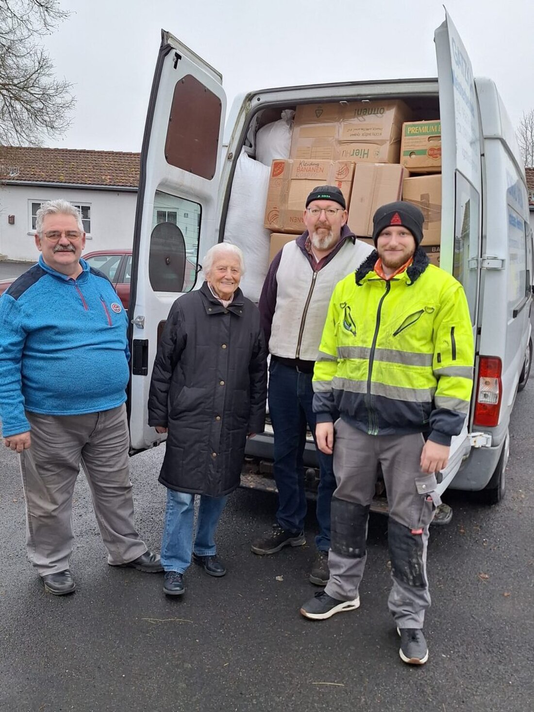 Tirschenreuth. Aktion Solidarität e.V. schickt Hilfsgüter nach Albanien und in die Ukraine: warme Kleidung, Schuhe, Federbetten, Räder und eine Bügelmaschine. Helfer verluden alles; Caritas und Space eye Weiden verteilen.