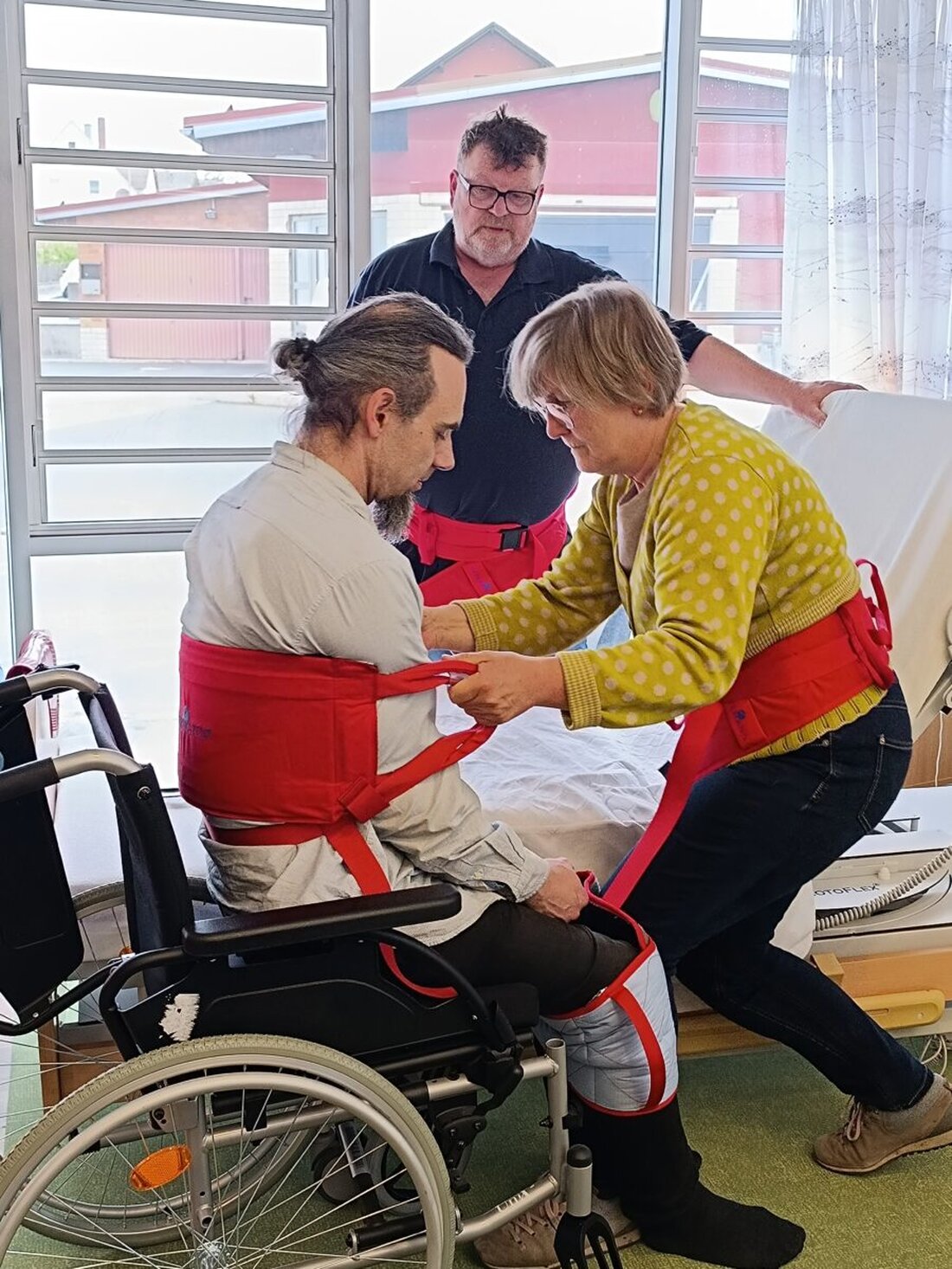 Tirschenreuth. In der Musterwohnung schulten Pflegeexperten Multiplikatoren für rückenschonende Techniken und sicheren Hilfsmittel-Einsatz. Gezeigt wurden Antirutschmatten, Hebehilfen, Gleitmatten und Haltegürtel.