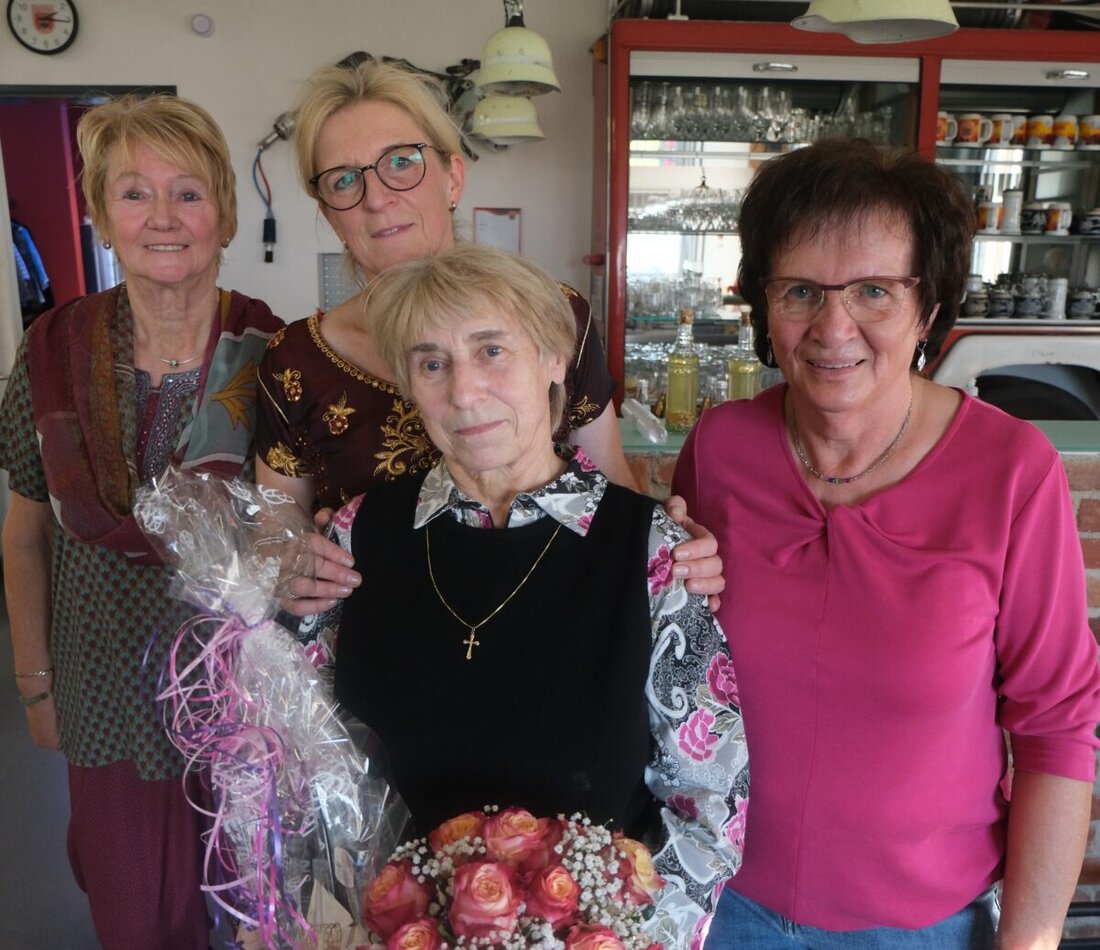 Floß. Der Seniorenkreis traf sich nach Wochen Pause erstmals im neuen Feuerwehrhaus. Im Fokus: die Weidener Hilfsorganisation Hoffnung für Menschen und Glückwünsche zum 75. Geburtstag von Vroni Bauer.