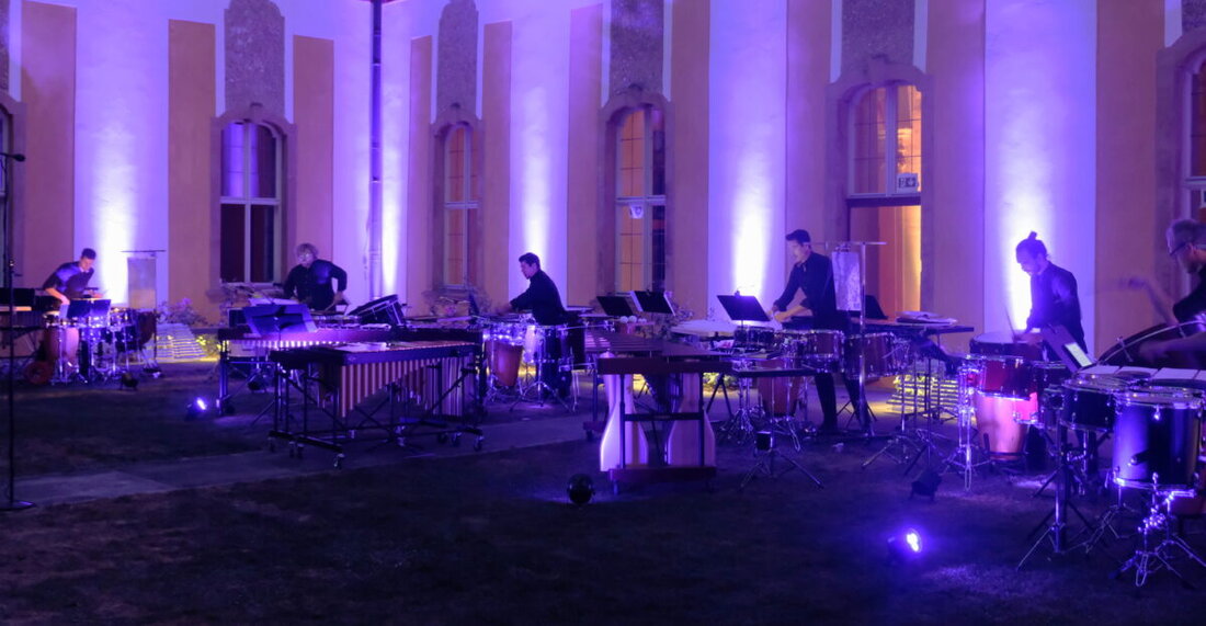 Speinshart. Zwischen partieller Sonnenfinsternis und Perseiden verzauberte die Christian Benning Percussion Group den Klosterhof mit himmlischen Rhythmen. Das Open-Air des Festivals junger Künstler Bayreuth lockte Hunderte an.
