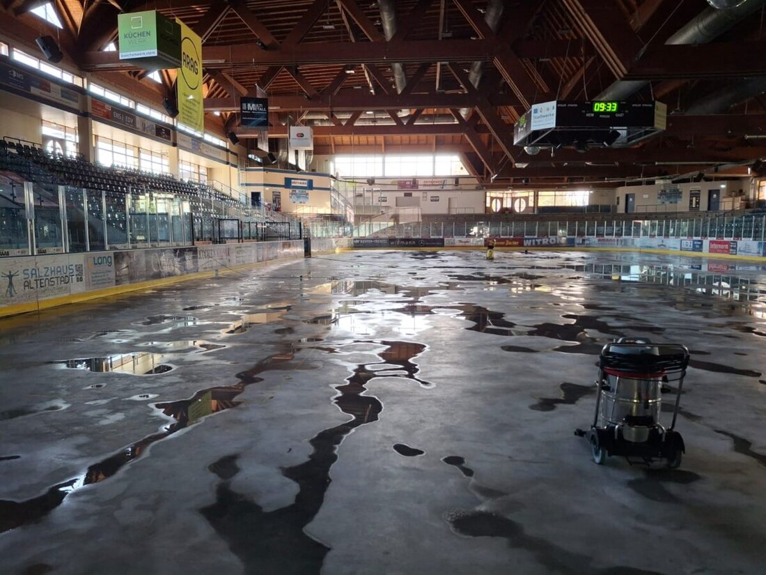 Weiden. Der 1. EV Weiden blickt auf eine Saison voller Einsatz für Kinder und Jugendliche im Eishockey zurück, mit 108 Spielen und einer Gesamtreisestrecke von rund 26.000 km. Trainer und Betreuer engagierten sich ehrenamtlich, was ihnen oft Freude, und gelegentlich auch Stress, brachte.