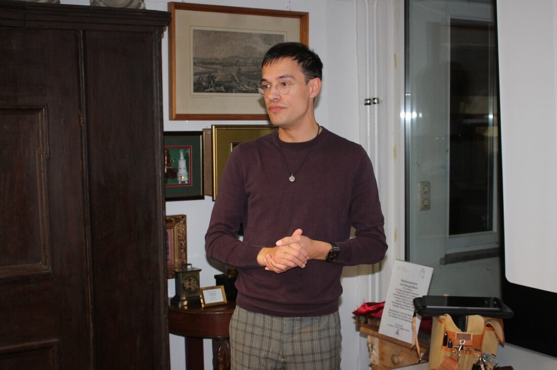 Kemnath. Historiker Adrian Rossner entzauberte im Musikeum vor rund 100 Gästen Mythen aus Fichtelgebirge und Steinwald. Er erklärte, warum es weder Menschenopfer noch Geheimgänge gab und wie Legenden um den Ochsenkopf entstanden.