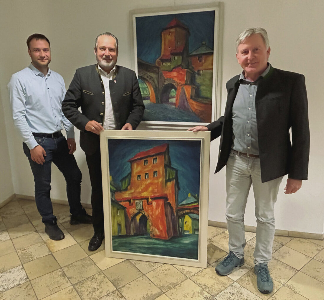 Nabburg. Die Stadt freut sich über eine Schenkung: Zwei historische Gemälde, darunter eines des Mähntors von Werner Norgauer, werden im Rathaus ausgestellt.