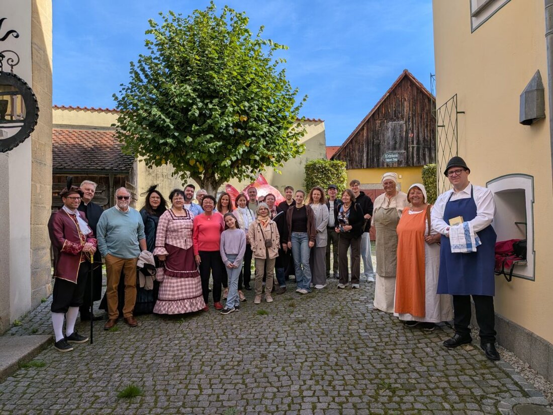 Kemnath. Eine gebürtige Kemnatherin feierte ihren Ehrentag mit einer besonderen Idee: einer historischen Stadtführung mit der Baderin Pauline Bäumler. In der Altstadt ließen lebendige Figuren die Geschichte der Stadt aufleben.