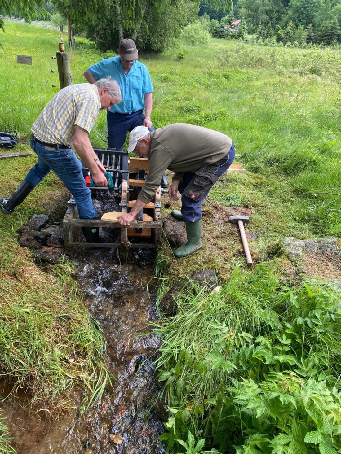 Georgenberg. Das Hammerwerk bei der Alten Mühle Gehenhammer, errichtet vor 50 Jahren, wurde dank des Einsatzes von Johann Bock und Helfern erneuert. Es funktioniert nun wieder einwandfrei.