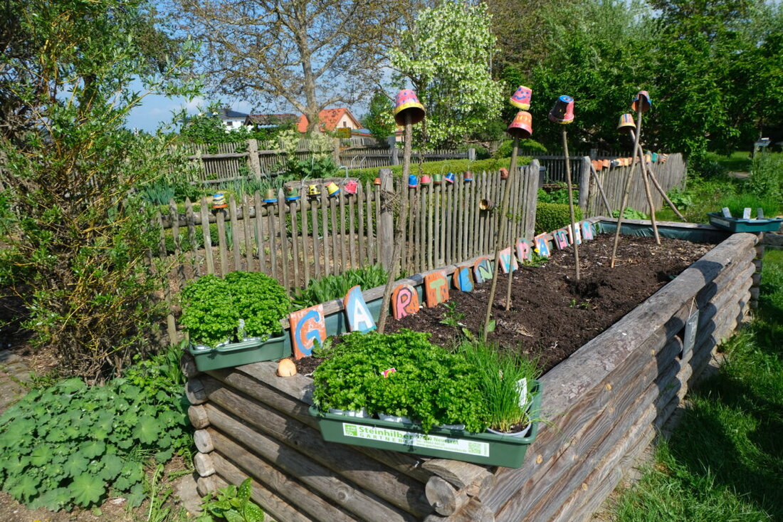 Floß. Das Hochbeet im Kreislehrgarten ist für die Gartenkrähen des Obst- und Gartenbauvereins eine Bereicherung. Kinder lernen mit Nicole Venzl vom Frühjahr bis zum Herbst säen, pflegen und ernten – mit Erfolg.