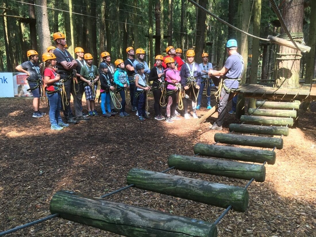 Ilsenbach/Wurz. Schwindelerregende Höhe, Adrenalin pur und kameradschaftliche Hilfe – das erwartete Kinder und Feuerwehr im Hochseilgarten Hirschau. Von Tom Kreuzer  Mit insgesamt 26 Teilnehmern, davon 15 Kindern im Alter zwischen [&hellip;]