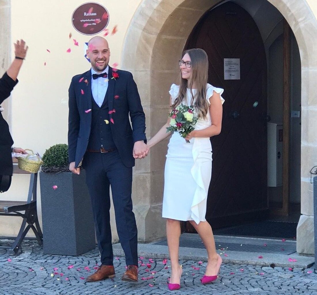 Weiden. Läutende Hochzeits-Glocken trotzen der Corona-Krise: „Die Krise bestimmt vieles im Leben eines jeden Einzelnen und man sollte sich auch in der jetzigen Situation Glücksmomente schaffen“, erklären es Johanna und [&hellip;]