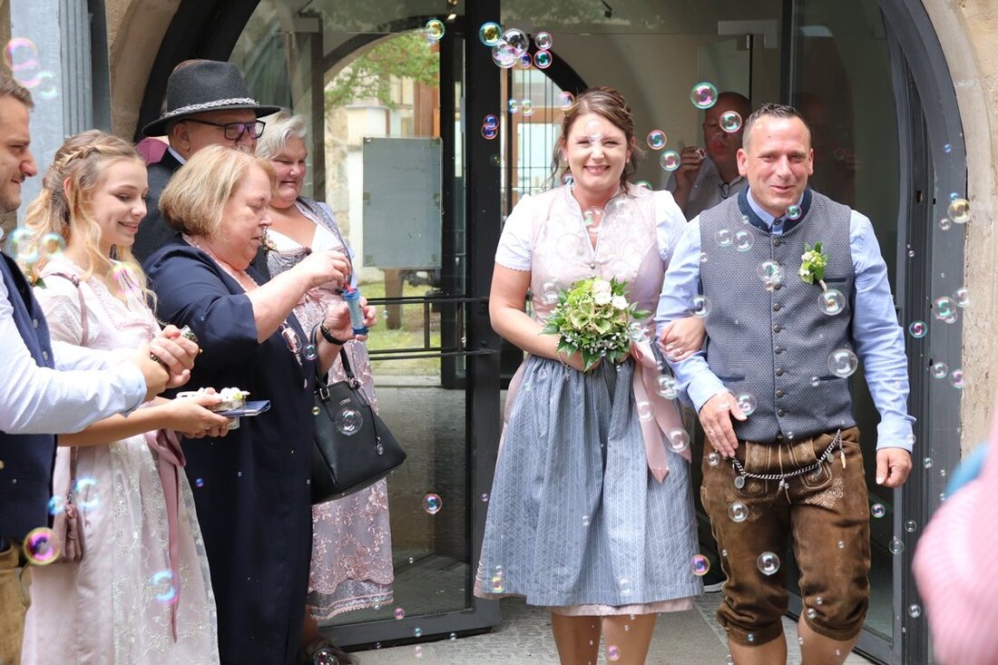 Grafenwöhr. Tanja und Matthias meistern alles zusammen. Für sie beginnt die Ehe mit einer Oldtimer-Fahrt ins Glück.  Von Doris Mayer-Englhart  Durch einen Spalier aus Verwandten und engen Freunden ist das [&hellip;]