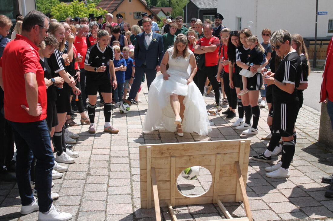 Weiden. Kaminkehrer feierten die Hochzeit von Selina Zahn und Florian Plödt, die am 31. Mai in der Pfarrkirche St. Pankratius mit Musik und Gesang stattfand. Sie trafen sich erstmals im September 2018 und wurden am 21. Oktober 2018 ein Paar.