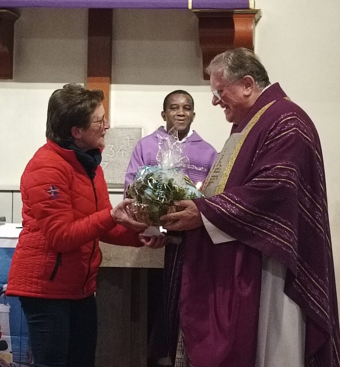 Immenreuth. Pfarrer Reinhard Forster predigte in der Herz-Jesu-Gemeinde vor 40 Gläubigen über Hoffnung und neue Perspektiven. Er rief zu bewusster Neuausrichtung und Nächstenliebe auf.