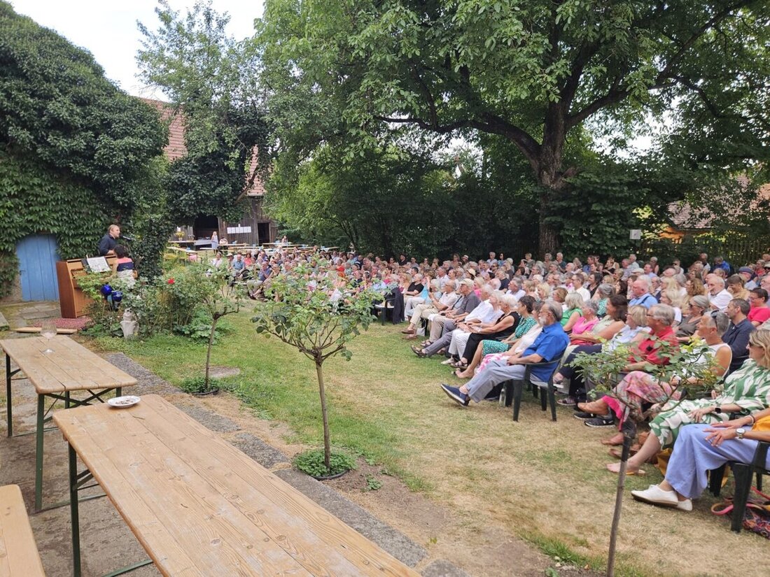 Wurz. Mit Tuba, Klavier und scharfzüngigem Wortwitz verzauberten Andreas Martin Hofmeir und Barbara Schmelz die 39. Wurzer Sommerkonzerte 2026 und mischten Musiktheater, Kabarett und Poesie zu funkelnder Bühnenkunst.