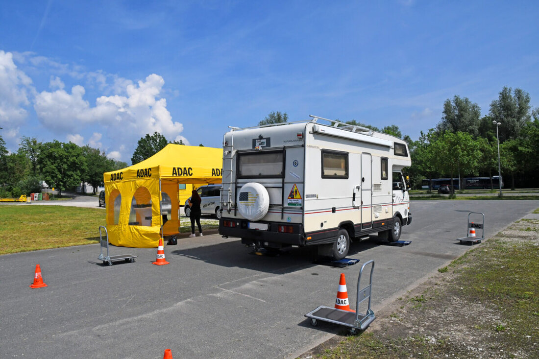 Nürnberg. Der ADAC Nordbayern warnt vor überladenen Wohnmobilen, weil Übergewicht das Fahrverhalten verschlechtert und in Europa hohe Bußgelder oder Fahrverbote drohen. ADAC Prüfzentrum Fürth bietet Camperwiegen.