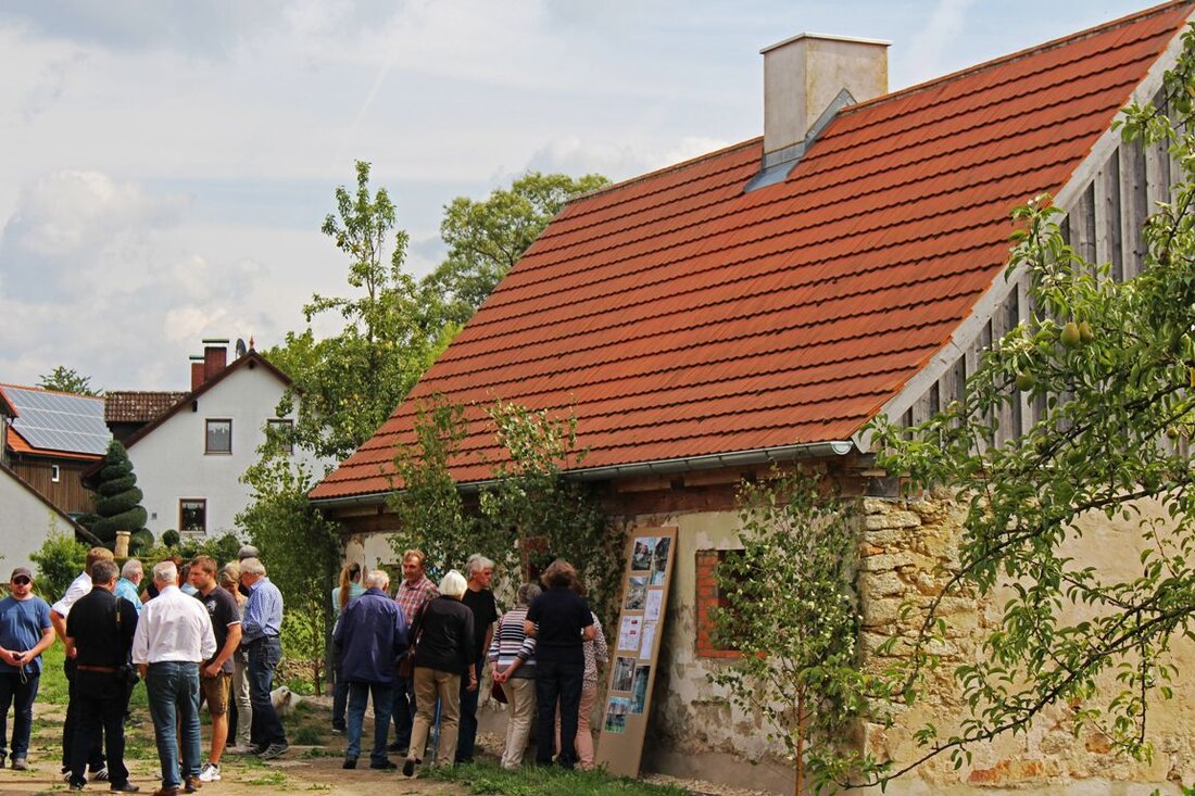 Tirschenreuth. Die gute Stube links, eine kleine Schlafstube rechts – seit gut über 200 Jahren sieht das Hirthaus in Hohenwald so aus. Zum Tag des offenen Denkmals am 9. September kamen [&hellip;]