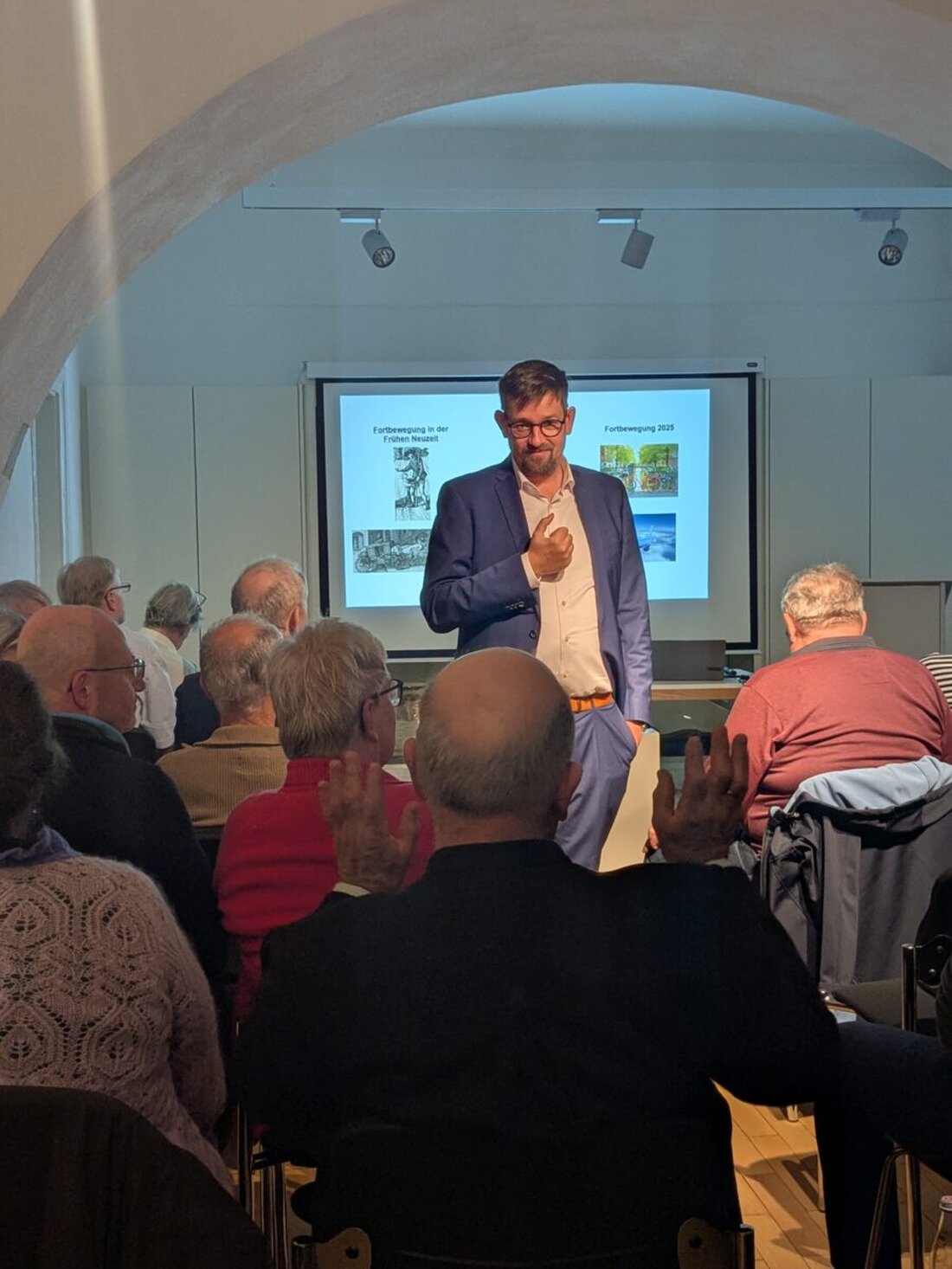 Burglengenfeld. Im Volkskundemuseum stießen Vortrag und Exkursion zu Altstraßen auf großes Interesse. Projekt andiamo und Oberpfalzwiki zeigen historische Trassen und stärken Forschung und Ehrenamt.