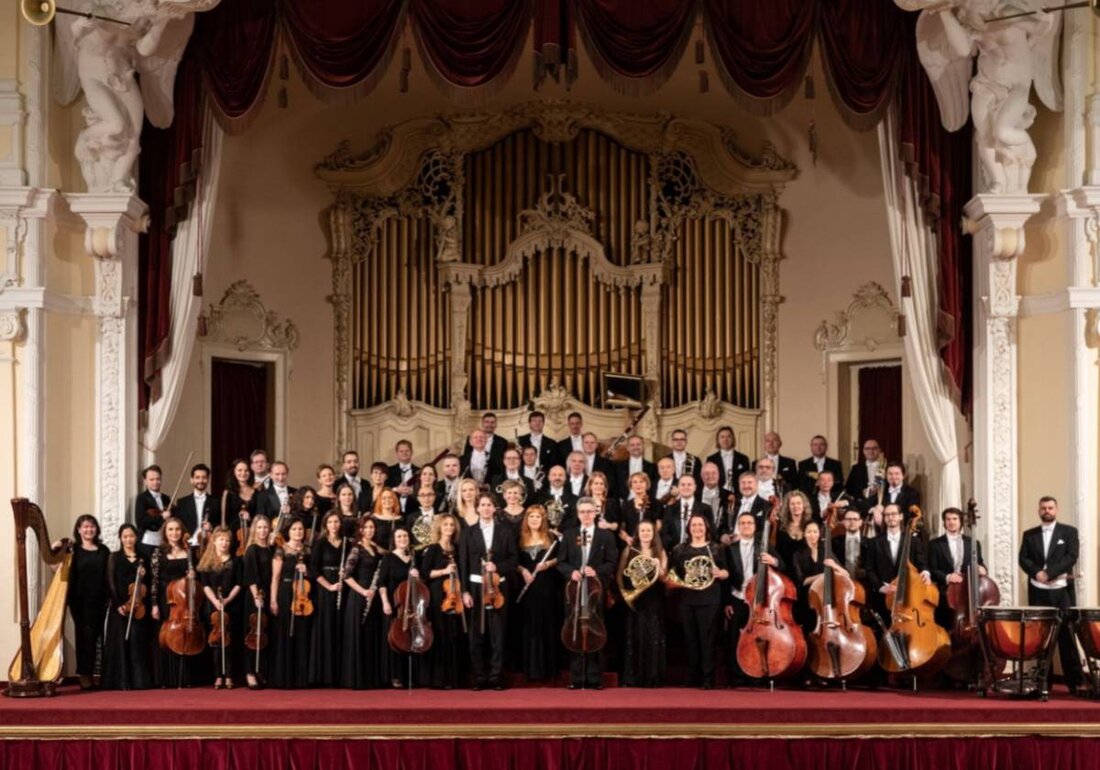 Waldsassen. Die Stadt Waldsassen Tourist-Info präsentiert vom 27. bis 29. Juni 2025 das Europa-Sommer Open Air "Hollywood meets Waldsassen - Welthits des Films" auf dem Basilikaplatz. Tickets für das Open-Air-Konzert, bei dem das Karlsbader Symphonieorchester berühmte Soundtracks großer Filme spielt, sind auf okticket.de erhältlich.