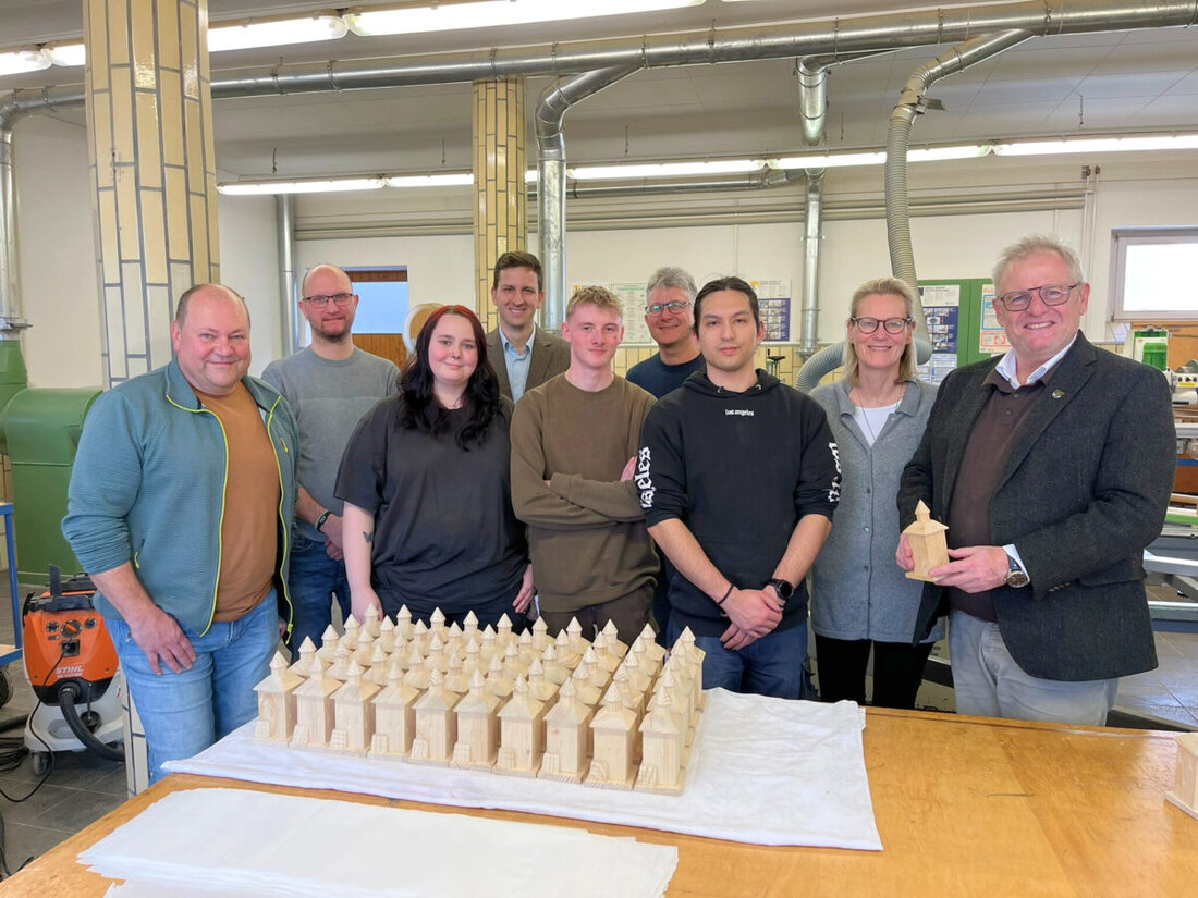 Schwandorf. Das Souvenir Holzblasturm ist wieder im Tourismusbüro erhältlich, limitiert und mit der Melodie der Bayernhymne. Oberbürgermeister Andreas Feller besichtigte die Produktion im Haus des Guten Hirten. Preis: 28 Euro.