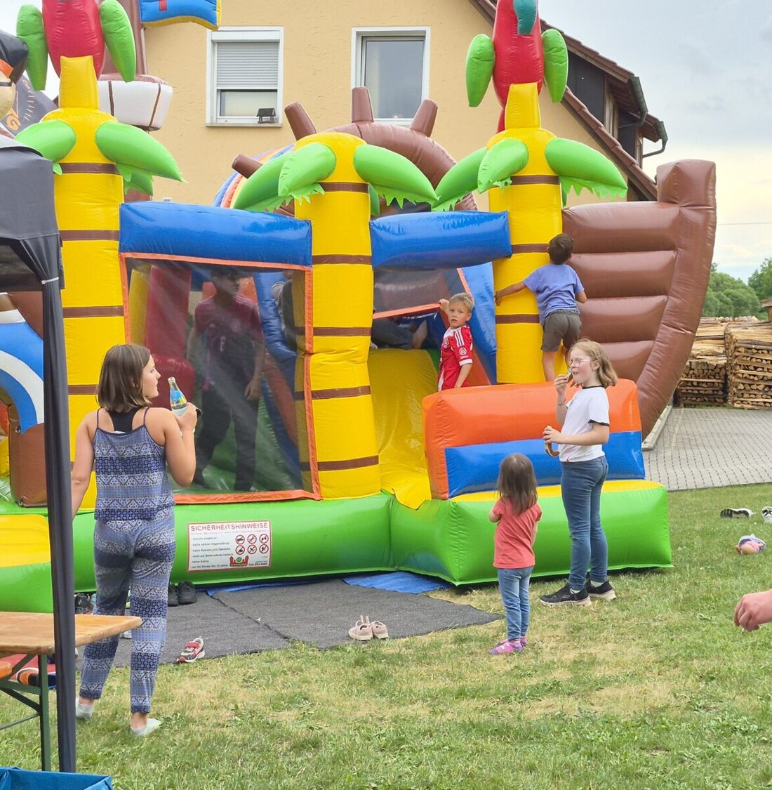 Weihern. Das Fronleichnams-Gartenfest der Eichelbachschützen Weihern-Stein lockte zahlreiche Gäste an. Kaffee, Kuchen, Piratenhüpfburg und eine Holzkohle-Grillstation sorgten für Stimmung, selbst bei Regen ab 20 Uhr.