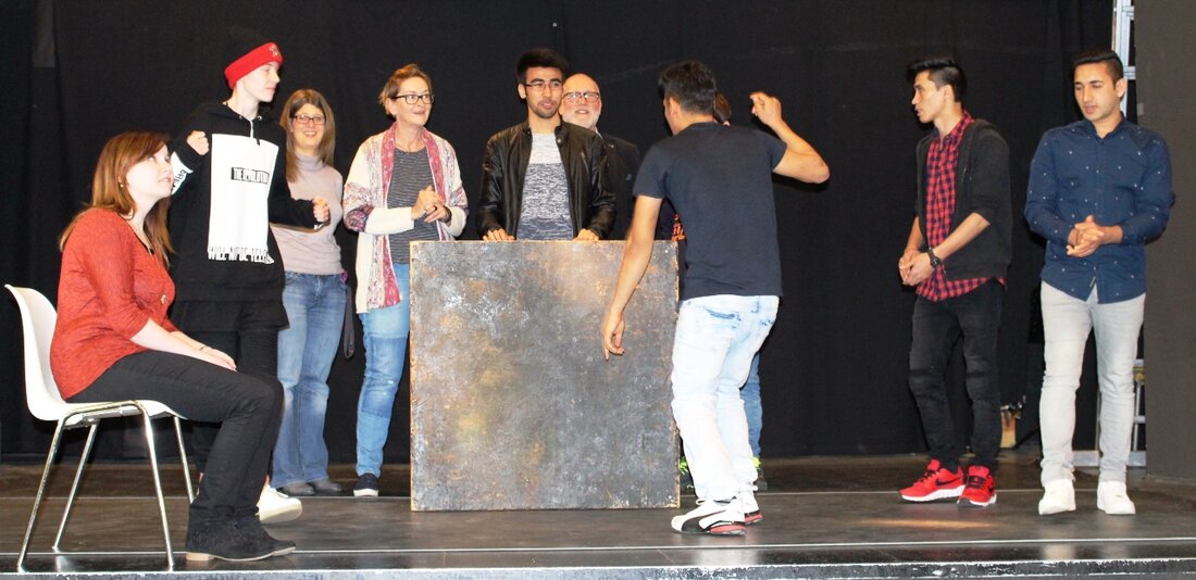 Weiden. HOME OR LIFE – Das ist der Titel des Theaterprojekts für und mit Jugendlichen. Bereits seit November laufen die Vorbereitungen im Jugendzentrum. Die Jugendlichen treffen sich jeden Dienstag zum gemeinsamen [&hellip;]