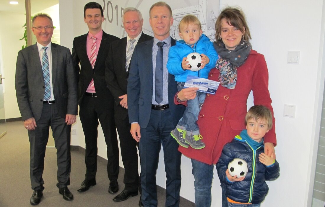Pleystein/Vohenstrauß. Felix Hopf (2) aus Vohenstrauß fährt am Wochenende in die Allianz Arena. Er hat den Luftballon-Wettbewerb der Raiffeisenbank gewonnen.  Der zweijährige Felix hat sich beim Tag der offenen Tür [&hellip;]