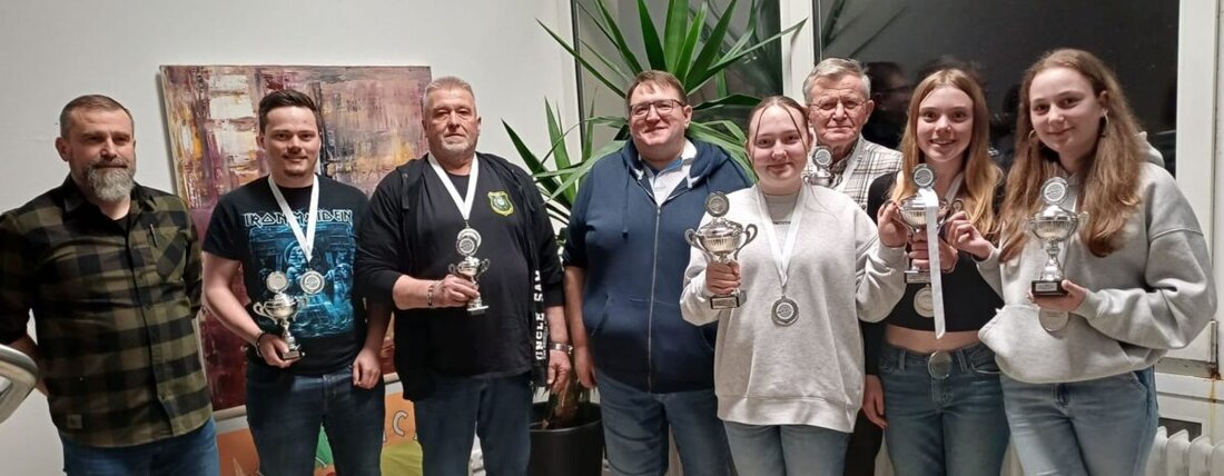 Schlammersdorf. Die Gemeindemeisterschaft im Luftgewehrschießen begeistert seit 1997 und füllte heuer das Schützenheim: 28 Mannschaften, hoher Damenanteil. Es siegten die „Die Hotten Hühs“.