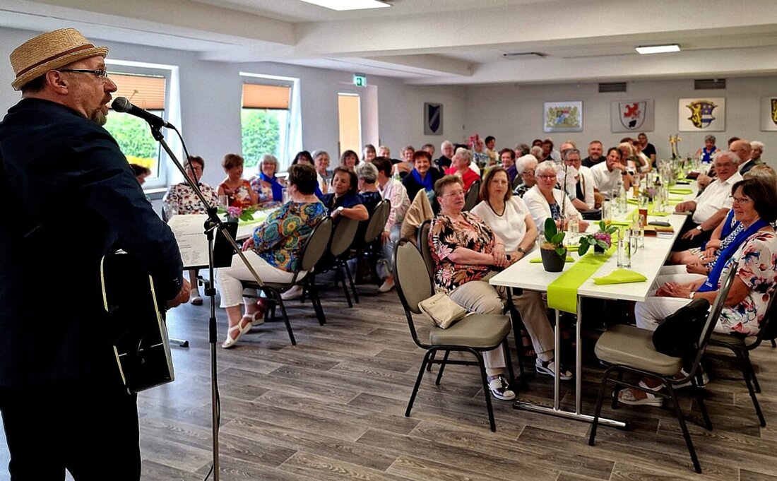 Schirmitz. Der Kulturkreis lädt am Freitag, 28. November, 19.30 Uhr, zur Adventslesung in den Bürgersaal. Hubert Treml präsentiert in "Stell Dir vor" Lieder und Gedichte zwischen Schmunzeln und Nachdenken; Einlass ab 19 Uhr.