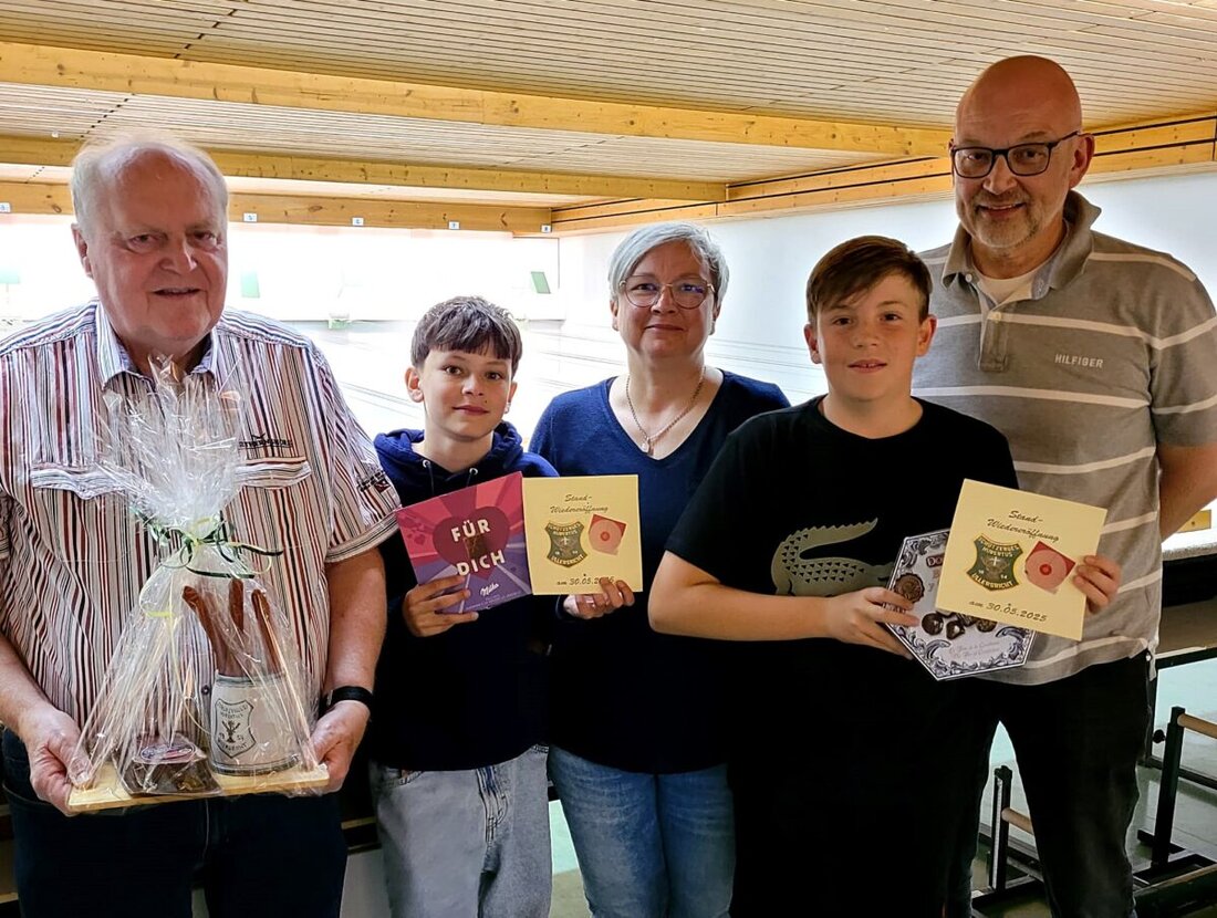 Rothenstadt/Ullersricht. Doppelte Feierlaune bei den Hubertus-Schützen! Mit neuem Glanz am Schießstand und einem besonderen Jubiläum blicken die Ullersrichter Schützen auf einen rundum gelungenen Tag zurück. Treffsicherheit, Gemeinschaft und eine „10“ aus Laugenteig – was es damit auf sich hat, gleich.
