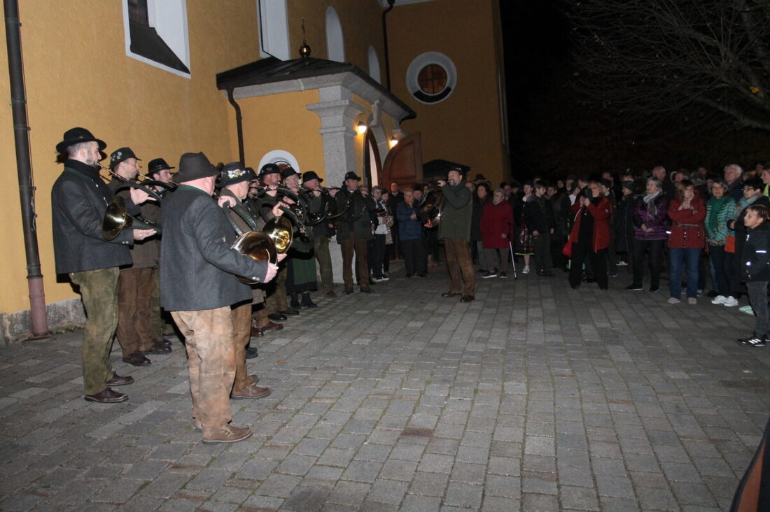 Waidhaus. Bei der Hubertusfeier der Kreisgruppe Vohenstrauß begeisterten die Grenzland-Jagdhornbläser nach der Messe mit einem Standkonzert und erhielten großen Beifall. Neue Jäger wurden traditionell in den Kreis der Jägerschaft aufgenommen.