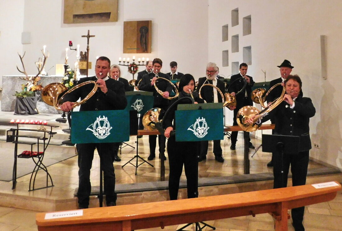Kirchenlaibach. Die katholische Pfarrkirche zur Heiligsten Dreifaltigkeit feiert am Sonntag die Hubertusmesse mit majestätischem Parforcehörnerschall. Bayreuther Jagdhornbläser gestalten die Messe musikalisch, um das Erbe des Heiligen Hubertus zu ehren.