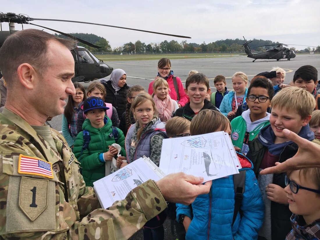 Grafenwöhr. “Mein Papa ist Hubschrauber-Pilot”, konnte der kleine Guardian Bodecker stolz seinen Mitschülern der Klasse 4 a an der Grundschule berichten. Es ist nichts außergewöhnliches, dass amerikanische Kinder die deutsche Schule [&hellip;]