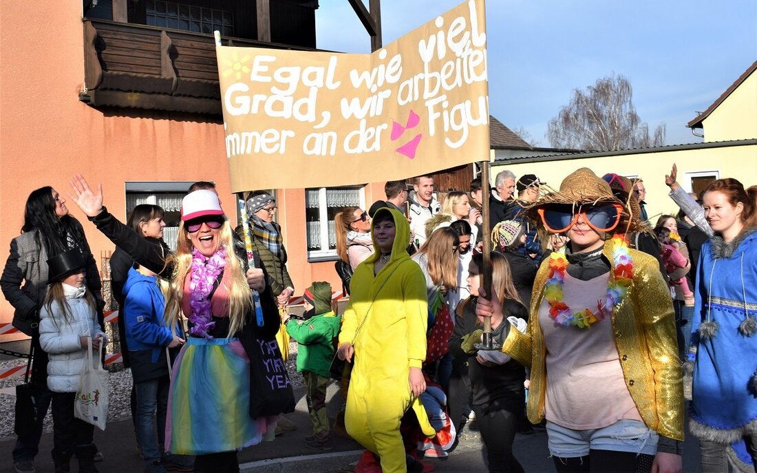 Grafenwöhr. Bei strahlendem Sonnenschein schlängelte sich der Gaudiwurm am Sonntagnachmittag durch Hüttens Straßen – von Sturmtief “Sabine” noch keine Spur. Dafür aber von sehr vielen Besuchern. Denn die säumten bereits [&hellip;]