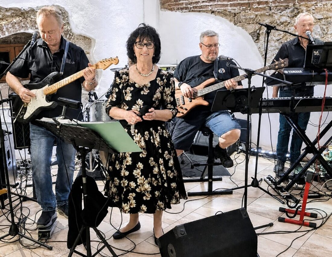 Bärnau. Im historischen Saal des Gasthofs zur Post ließ die Band Hula Hoop mit Schlagern der 50er und 60er Jahre die Tanzfläche beben. Ein Wiedersehen gibt es am 12. Dezember; rund 80 Besucher sangen und schunkelten mit.