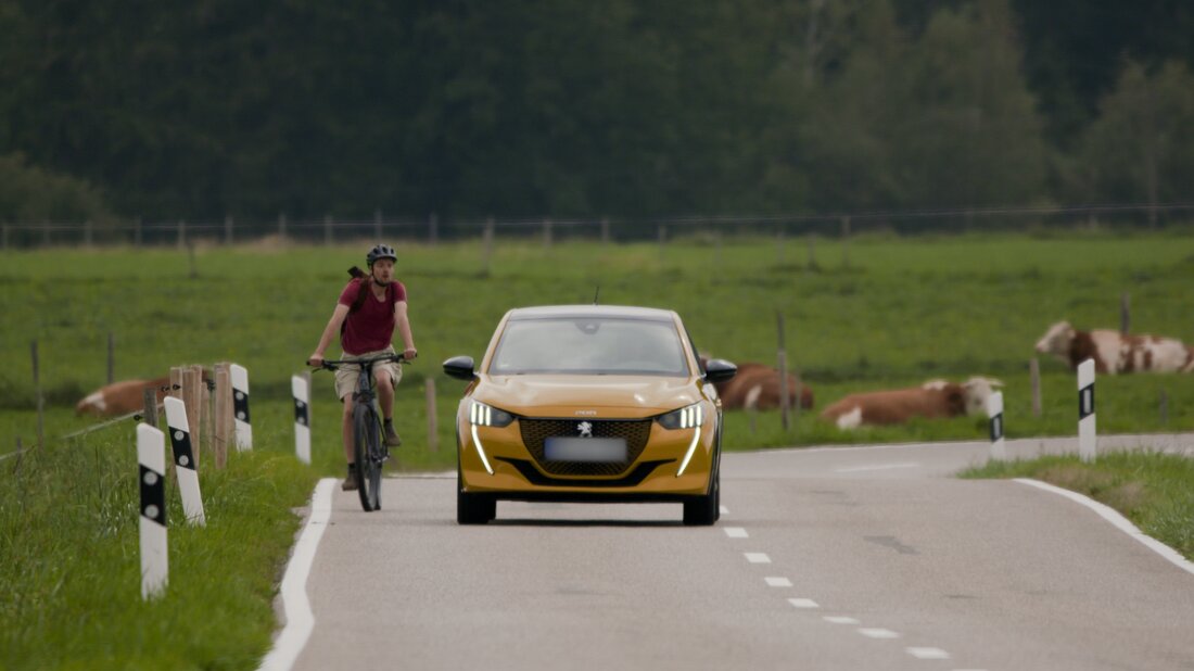 Ein origineller Videoclip aus Miesbach zeigt humorvoll die Gefahren zu geringen Überholabstands. Initiatorin Anschi Hacklinger will damit bayernweit für mehr Sicherheit im Straßenverkehr sensibilisieren.