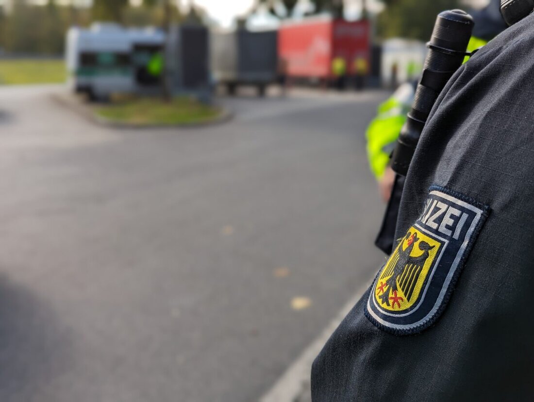 Nittenau. Unbekannter beschädigt am 9. September 2025 zwischen 14.30 Uhr und 17.30 Uhr ein geparktes Auto in Bodenstein, Schaden im niedrigen vierstelligen Bereich, Fahrer flüchtet.