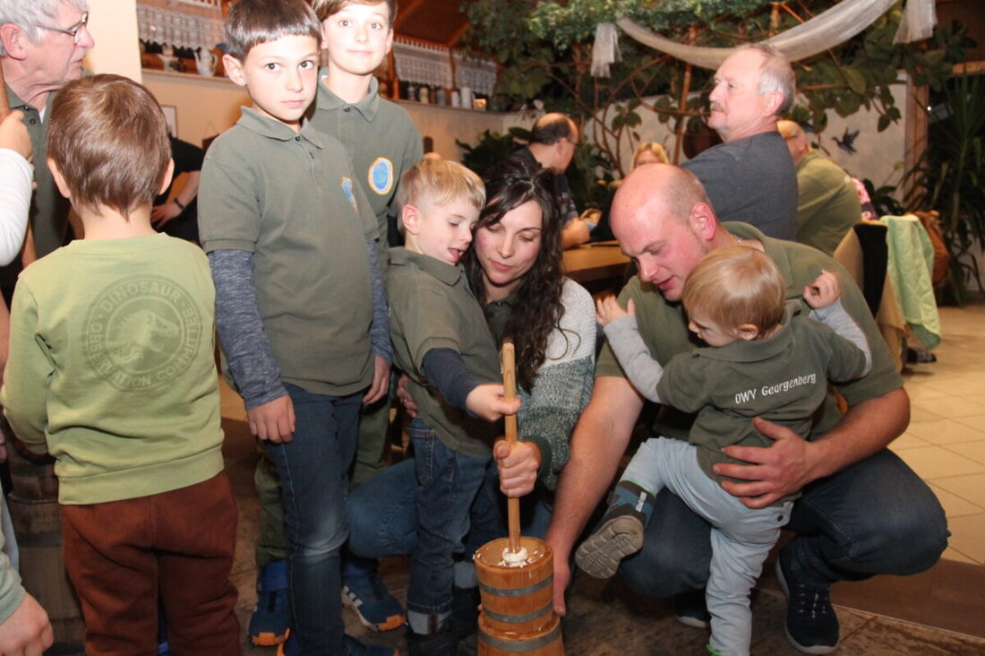 Georgenberg. Die Verlegung des "Hutzaabend" auf 18 Uhr und das Ausbuttern für Kinder fanden großen Anklang. Manfred Janker und die Gäste genossen frisch gebutterte Kartoffeln und mehr.