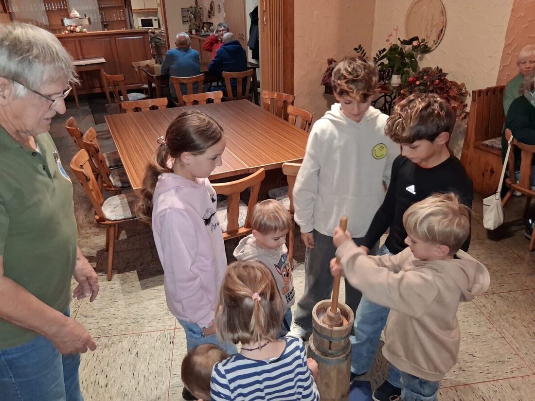 Georgenberg. Großer Zuspruch beim „Hutzaabend“ des Oberpfälzer Waldvereins im Berggasthof Schaller. Am Freitag, 7. November, sorgten viele Kinder beim Ausbuttern für Freude, bevor alle frische Butter mit Kartoffeln genossen.