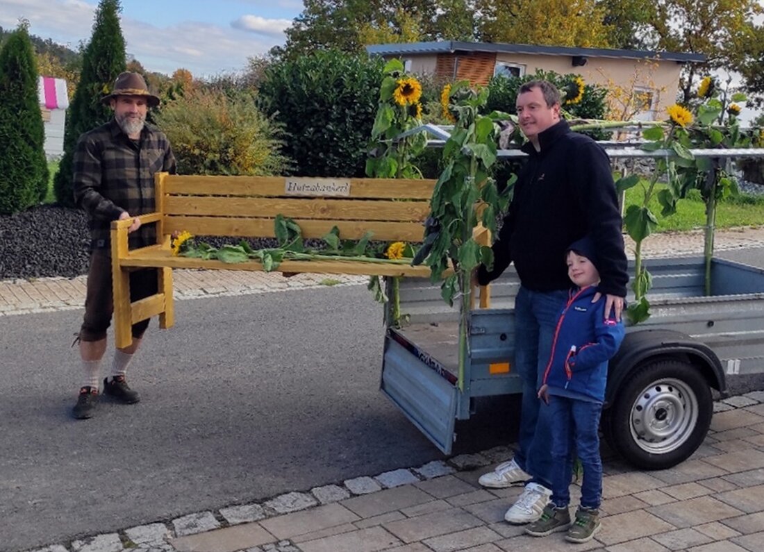 Schlammersdorf.
Hutzabankerl bringen Begegnung zurück: offene Bänke stärken Nachbarschaft, Zusammenhalt und Lebensfreude.
Sechs Bänke, gefertigt in Irchenried und durch LEADER gefördert, setzen herzliche Dorfimpulse.