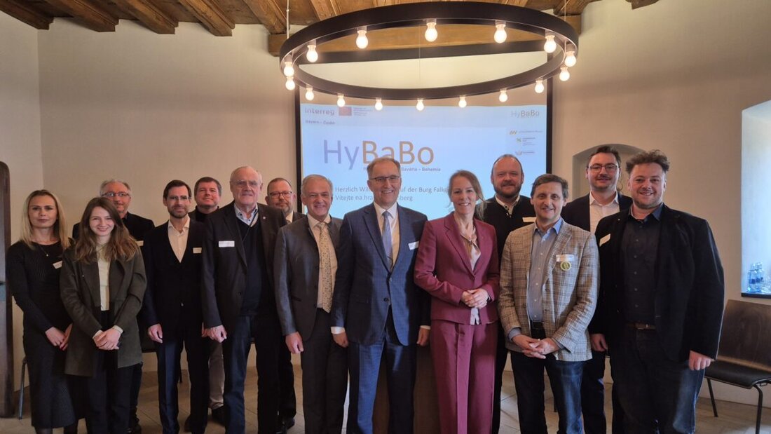Falkenberg. Auf der Burg Falkenberg diskutierten Vertreter und Experten über die Entwicklung der Wasserstoffwirtschaft in Bayern und Tschechien im Rahmen von HyBaBo. Ziel ist der Aufbau einer grenzüberschreitenden Wasserstoffwirtschaft, wobei Herausforderungen und Chancen betrachtet wurden.