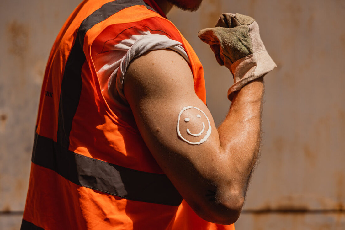 Die IG BAU Oberpfalz appelliert an Unternehmen bei Sommerjobs unter freiem Himmel, für ausreichend Trinkwasser und Sonnencreme zu sorgen. Wichtige Maßnahmen sind regelmäßiges Eincremen und Trinken sowie UV-schützende Kleidung und Schattenpausen zur Mittagszeit.