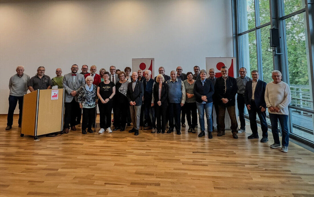 Weiden. Die IGBCE ehrte in der Max-Reger-Halle 27 Mitglieder für 25 bis 75 Jahre Treue, rund 100 Gäste feierten mit. Reden hielten Benjamin Hannes, der 3. Bürgermeister und Alois Wolfram.