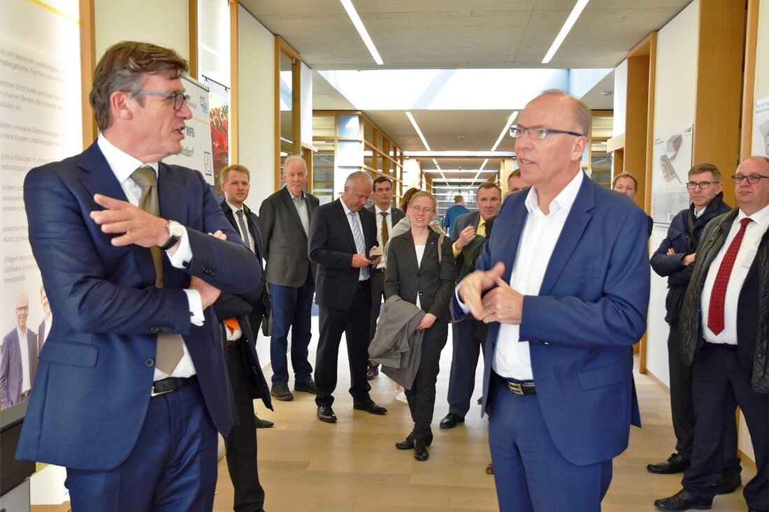 Falkenberg. „Gemeinsam stark“ lautet das Leitmotiv, das die Wirtschaft in der Nordoberpfalz in einem Leitbild erarbeitet hat. Mehr als 85.0000 sozialversicherungspflichtig Beschäftigte, 7,5 Milliarden Euro Bruttoinlandsprodukt, eine Arbeitslosenquote von historisch niedrigen [&hellip;]