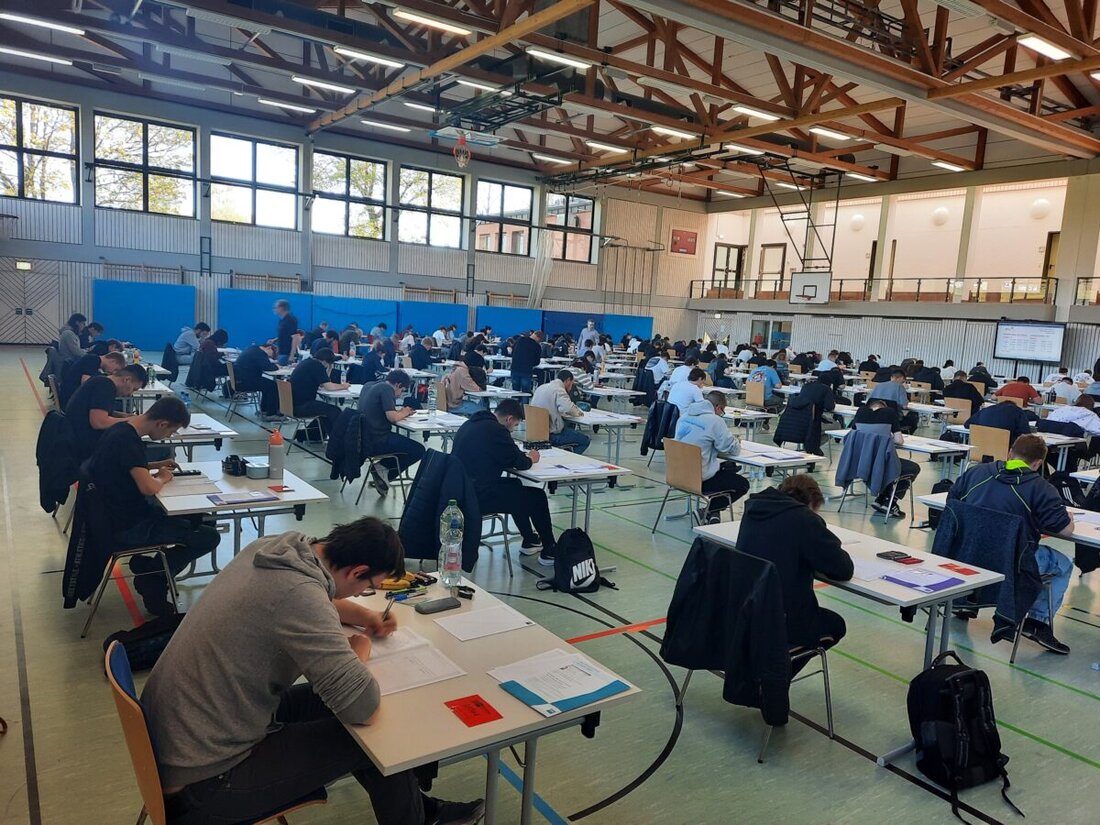 Wiesau. Am 29. April 2026 legten am BSZ Wiesau 207 Prüflinge der IHK-Regensburg-Sommerprüfung aus zehn Berufen ihre Prüfungen ab. Die Mehrzweckhalle stieß an Grenzen, doch Technik und Anbindung sorgten für reibungslose Abläufe.