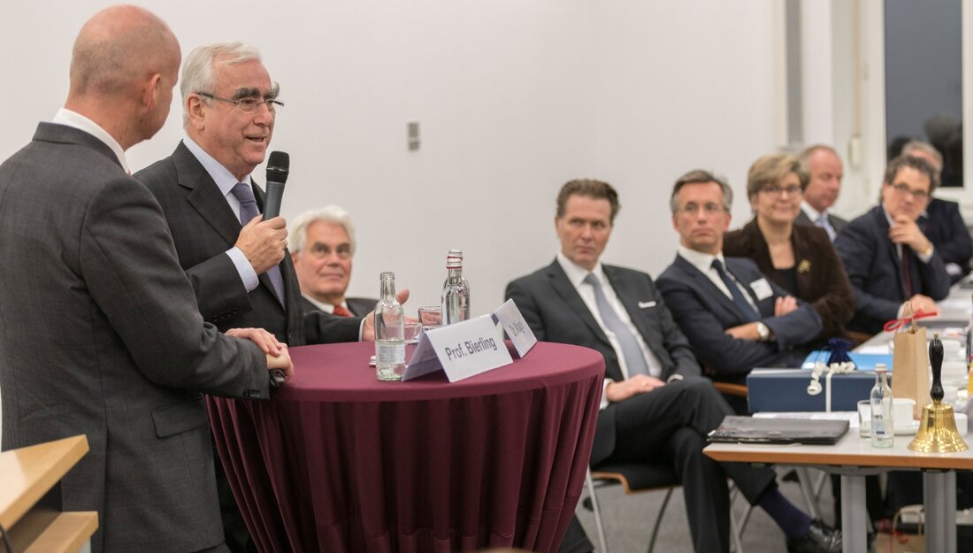 Weiden/Regensburg. Fragt man die Unternehmen in der Oberpfalz und dem Landkreis Kelheim nach ihren Geschäften im Jahr 2016, antworten viele zufrieden. Doch das Jahr entlässt die regionale Wirtschaft mit Skepsis.  [&hellip;]