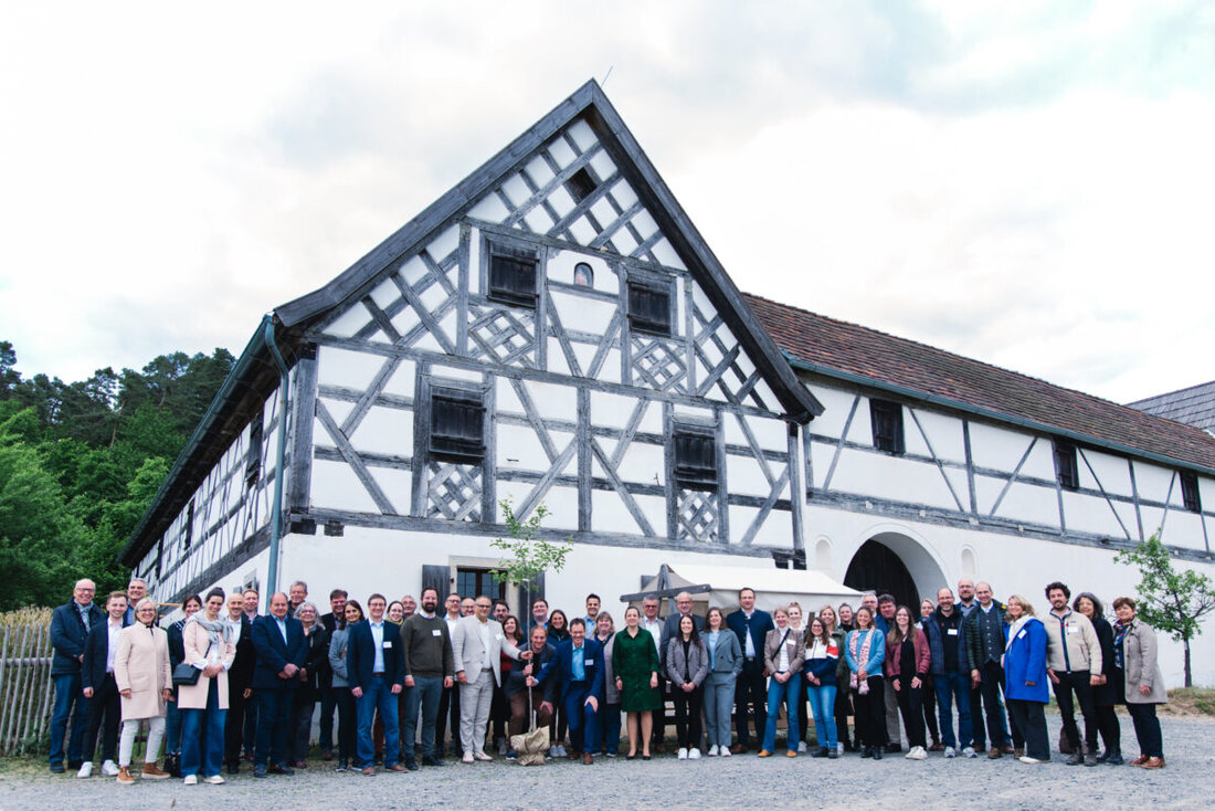 Nabburg. Beim Oberpfälzer ILE-Tag 2025 diskutierten Experten im Freilandmuseum Oberpfalz über Zukunftschancen der ländlichen Arbeit, angetrieben durch Digitalisierung und Wertewandel. Das Event förderte den Austausch zu innovativen Arbeitsformen und Entwicklungsmöglichkeiten für die Region.